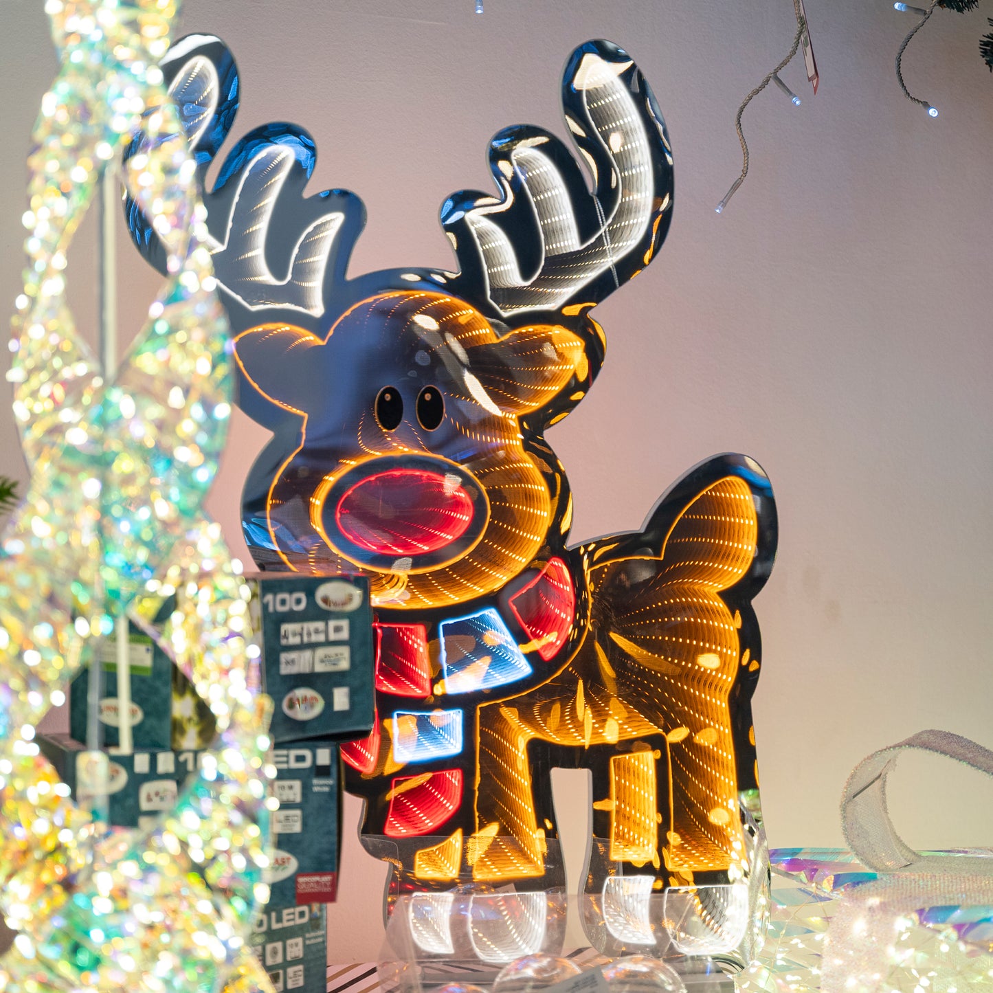 Renna luminosa da 60 cm con tecnologia Infinity Light multicolor