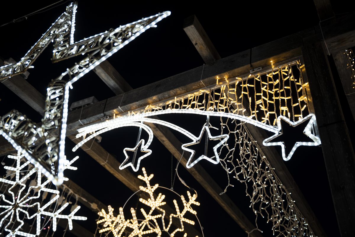 Stelle comete luminose appese