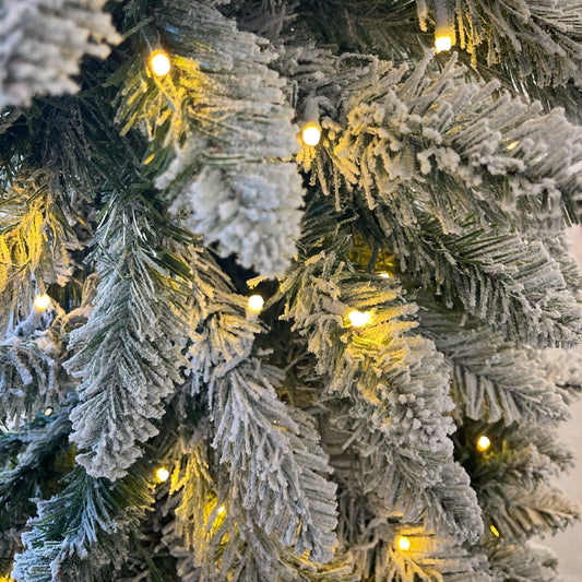 Pinetto Natalizio “Lane” (120 cm) in PVC Floccato con 250 LED Luce Calda e Vaso Quadrato