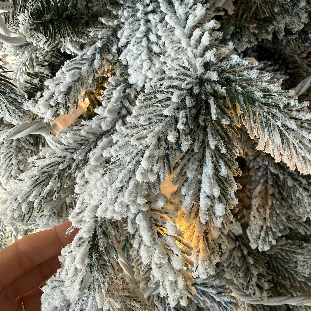 FLRNOELFLOCK210_0x000000003A469790.webp