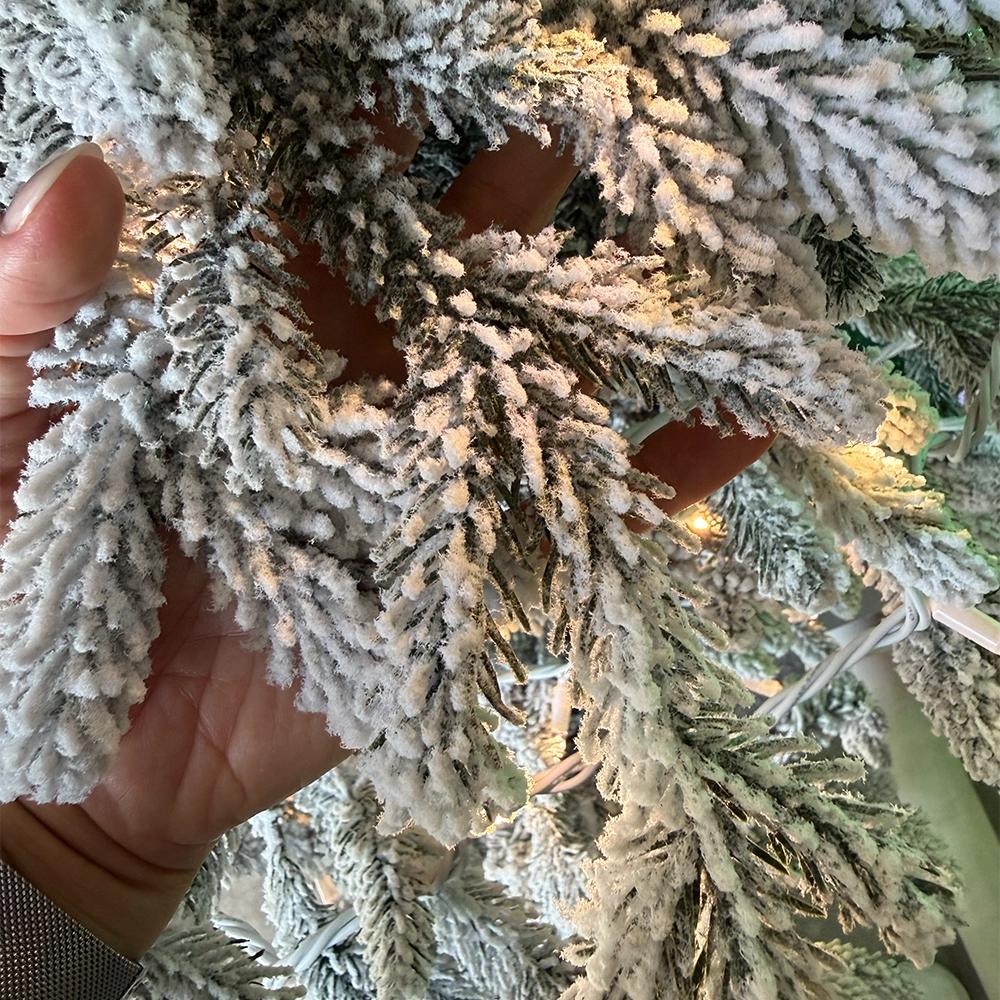 FLRNOELFLOCK240_0x000000003A469796.webp
