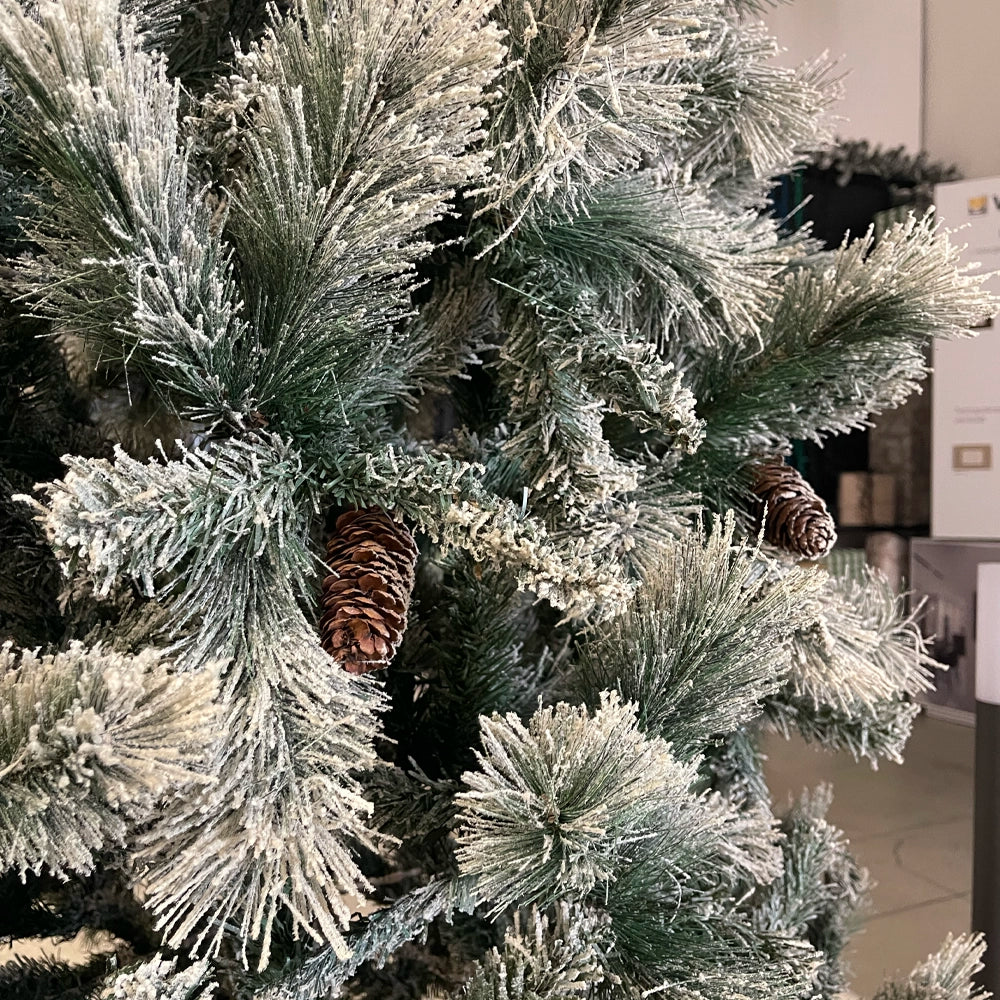 Albero artificiale germogliato innevato