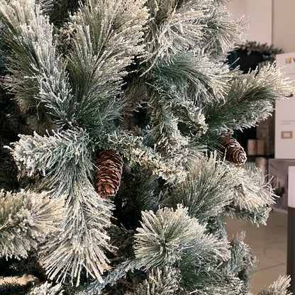 Albero artificiale germogliato innevato