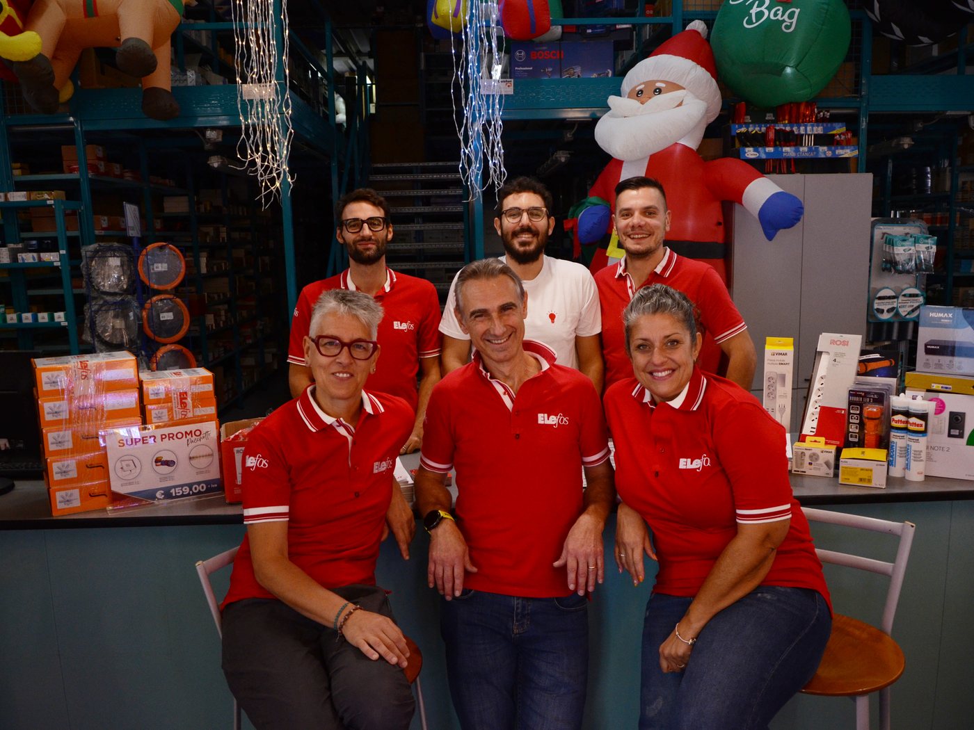 Il team Elefos nel negozio di Perignano