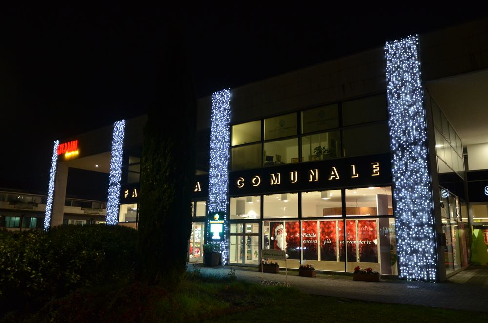 Farmacia con colonne rivestite di luci bianche