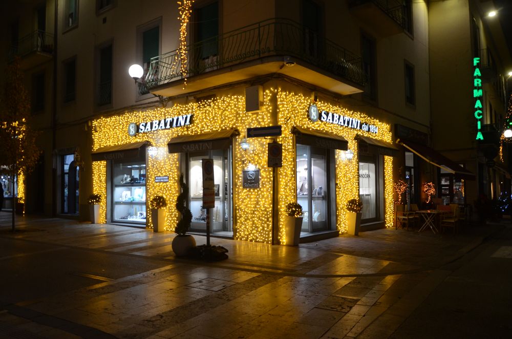 Gioielleria con facciata illuminata da luminarie natalizie