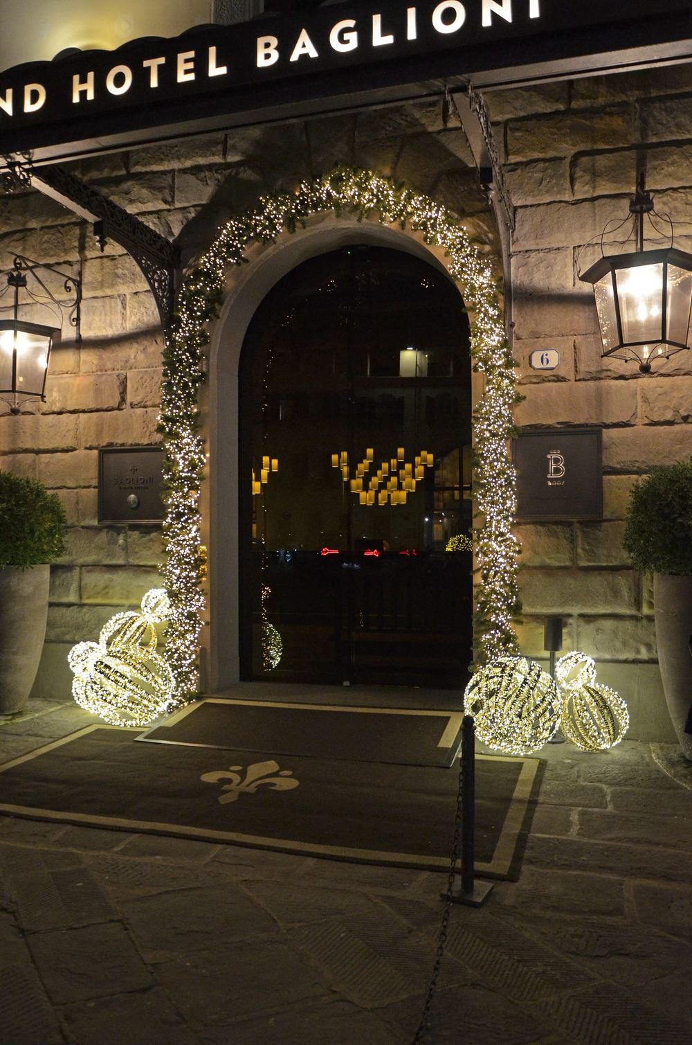 Arco d'ingresso di un hotel decorato con luminarie natalizie