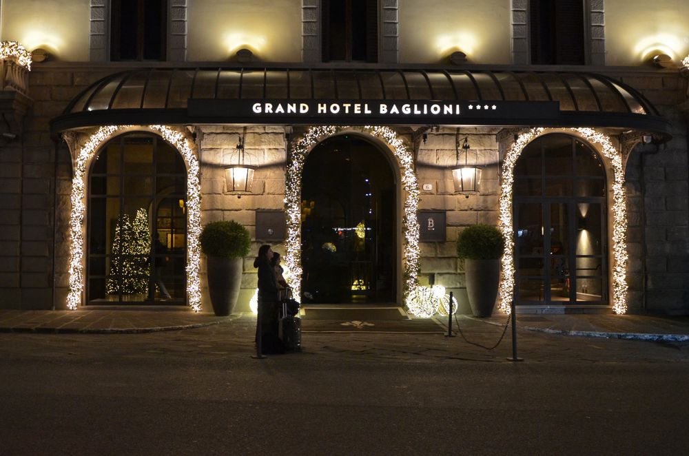 Ingresso di un hotel quattro stelle con archi illuminati