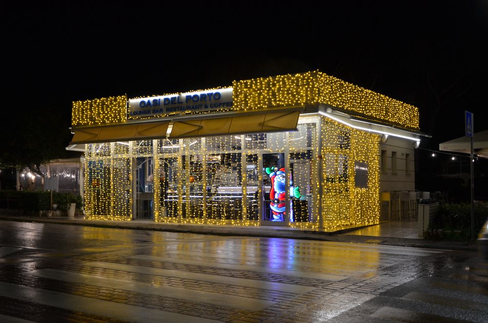 Lounge bar rivestito di tende luminose calde